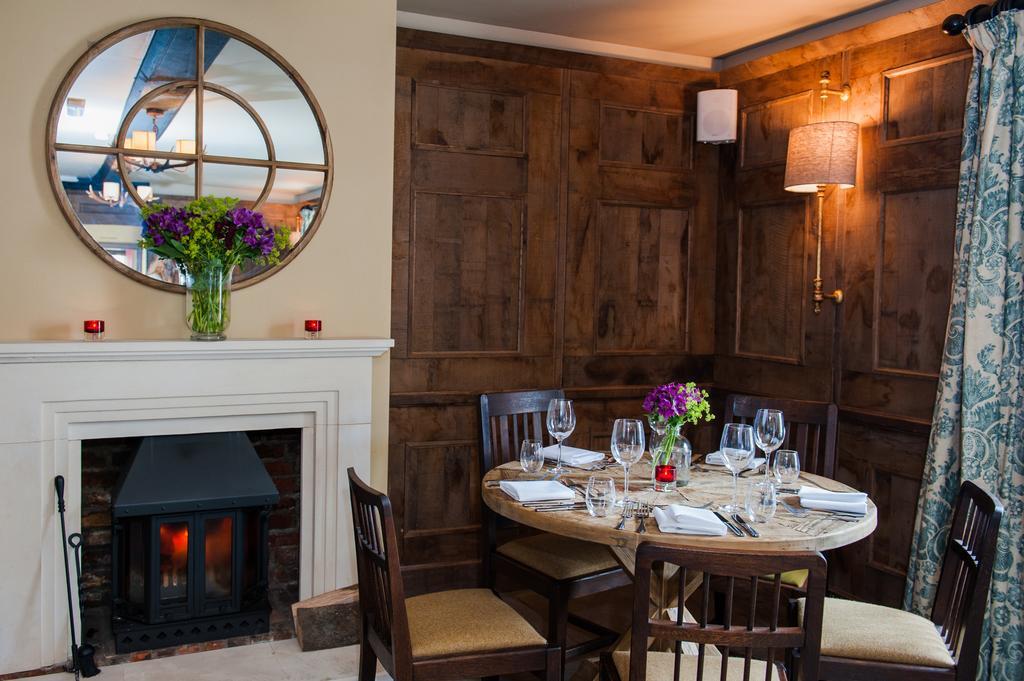 The White Hart, Overton Экстерьер фото